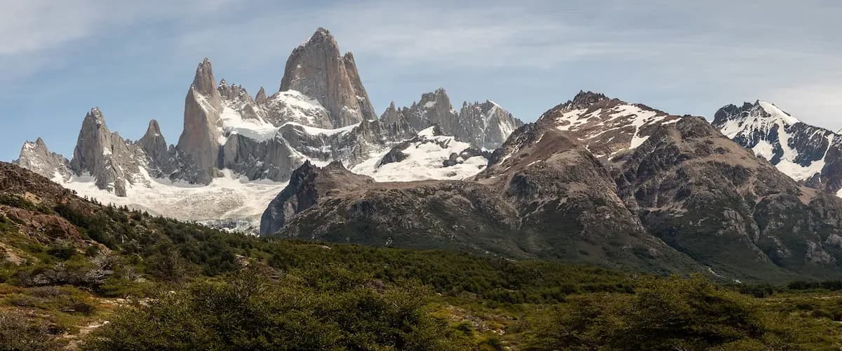 Vista del Monte Fitz Roy con picos nevados desde el sendero en El Chaltén