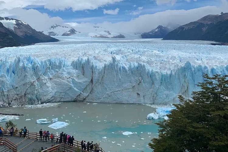 Tourists on the boardwalks of Los Glaciares National Park in front of the Perito Moreno