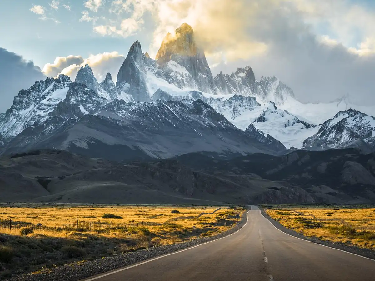 Ruta 23 de acceso a El Chaltén con el monte Fitz Roy y las agujas nevadas del macizo de fondo