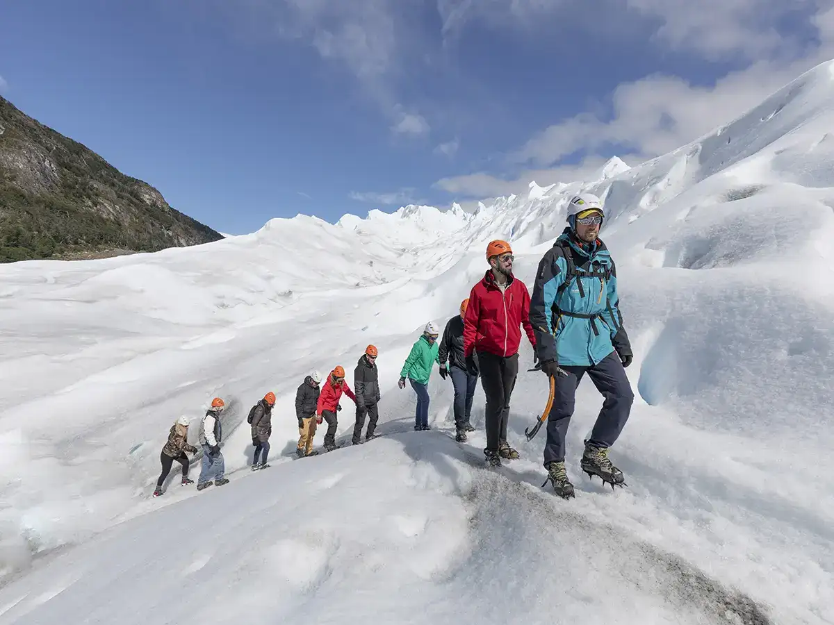 Turistas caminando sobre el Glaciar Perito Moreno en el Parque Nacional Los Glaciares