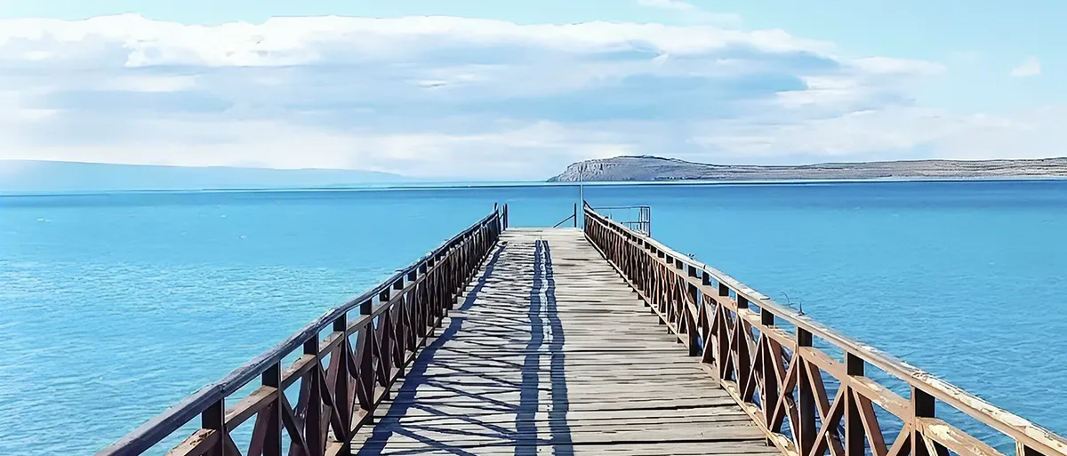 Viewpoint at Punta Soberana overlooking Lake Argentino and floating icebergs