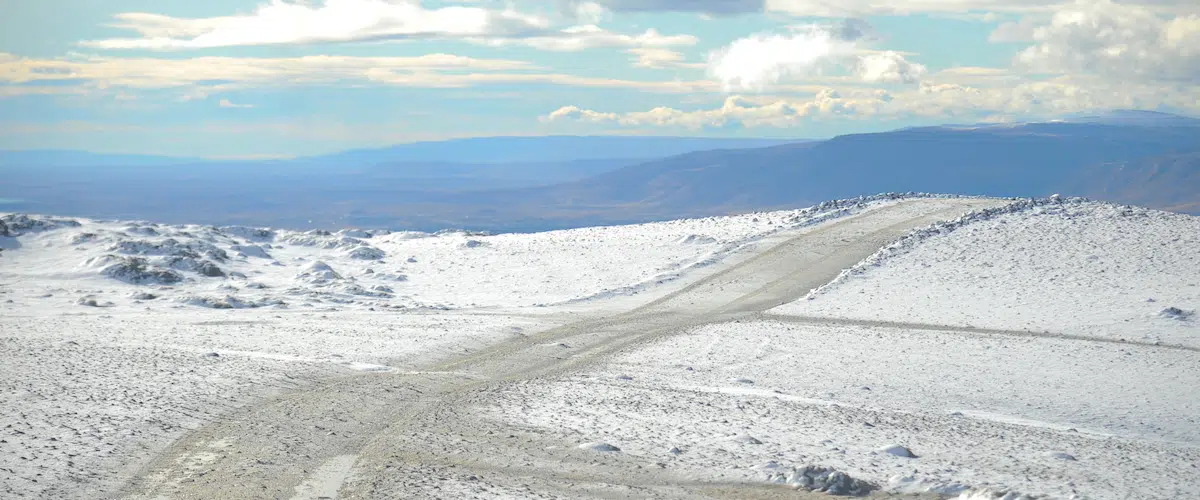 4x4 vehicle on the mountain road of Cerro Frías with panoramic views of Lake Argentino and the Andes Mountains
